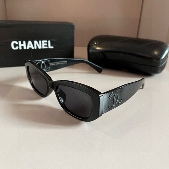 CHANEL Black Sunglasses - Picture 1 of 7